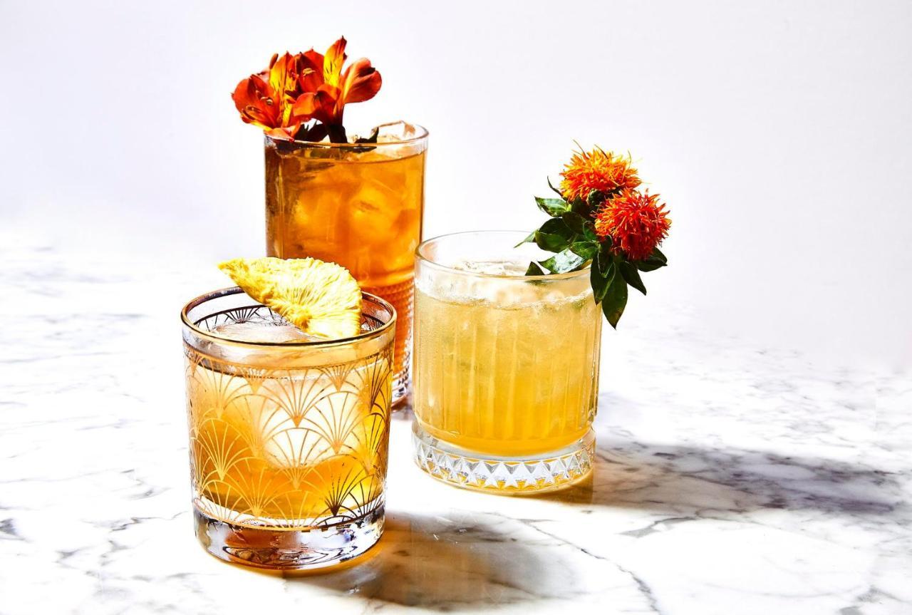 Abesq Doha Hotel And Residences, An Ihg Hotel Exteriör bild Three Old Fashioned cocktails