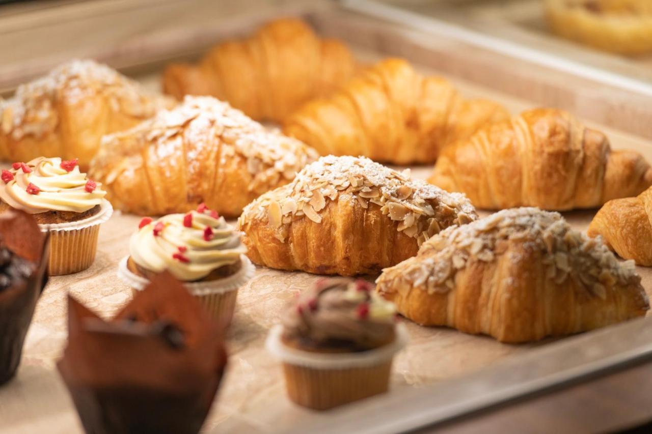Abesq Doha Hotel And Residences, An Ihg Hotel Exteriör bild Croissants and cupcakes