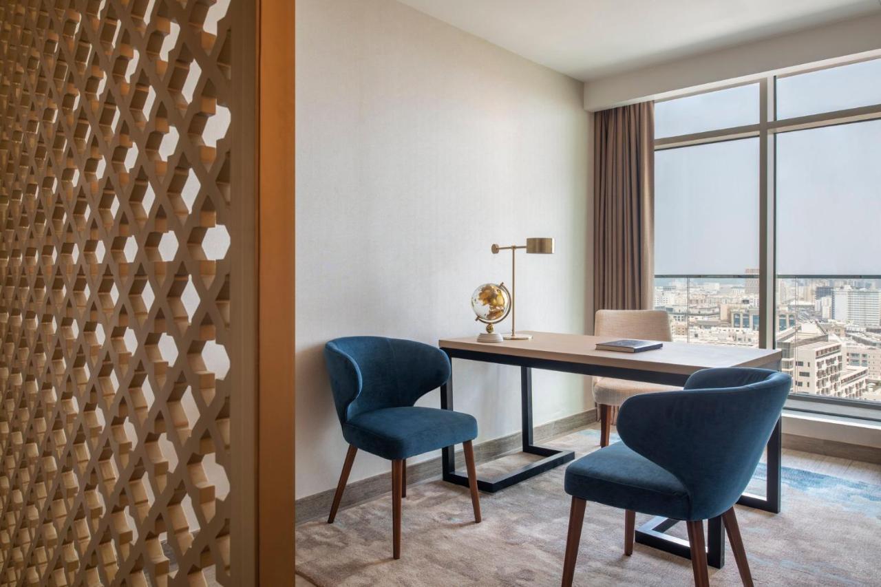 Abesq Doha Hotel And Residences, An Ihg Hotel Exteriör bild A work desk in a hotel room