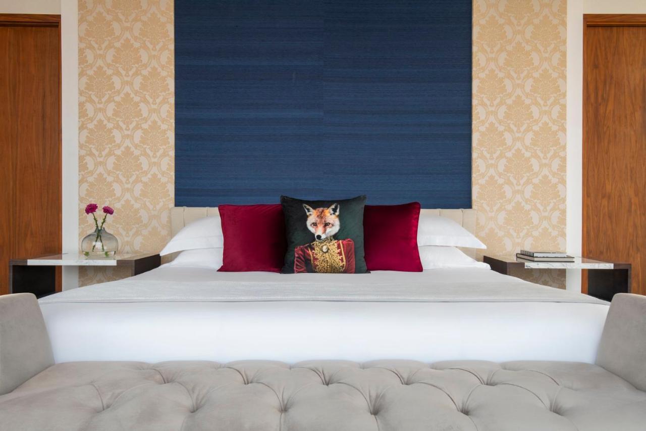 Abesq Doha Hotel And Residences, An Ihg Hotel Exteriör bild A bedroom at the hotel