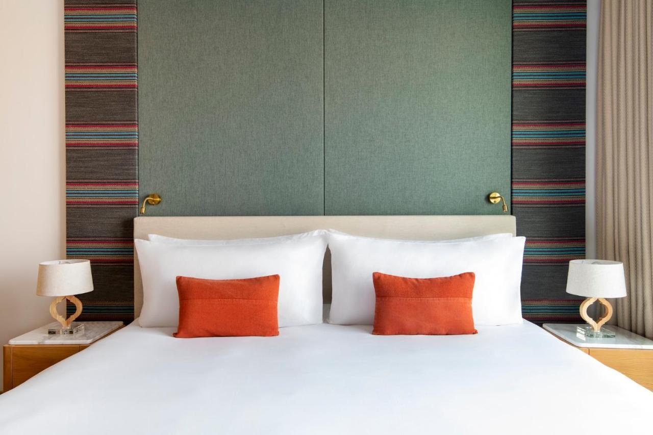 Abesq Doha Hotel And Residences, An Ihg Hotel Exteriör bild A bedroom at the hotel