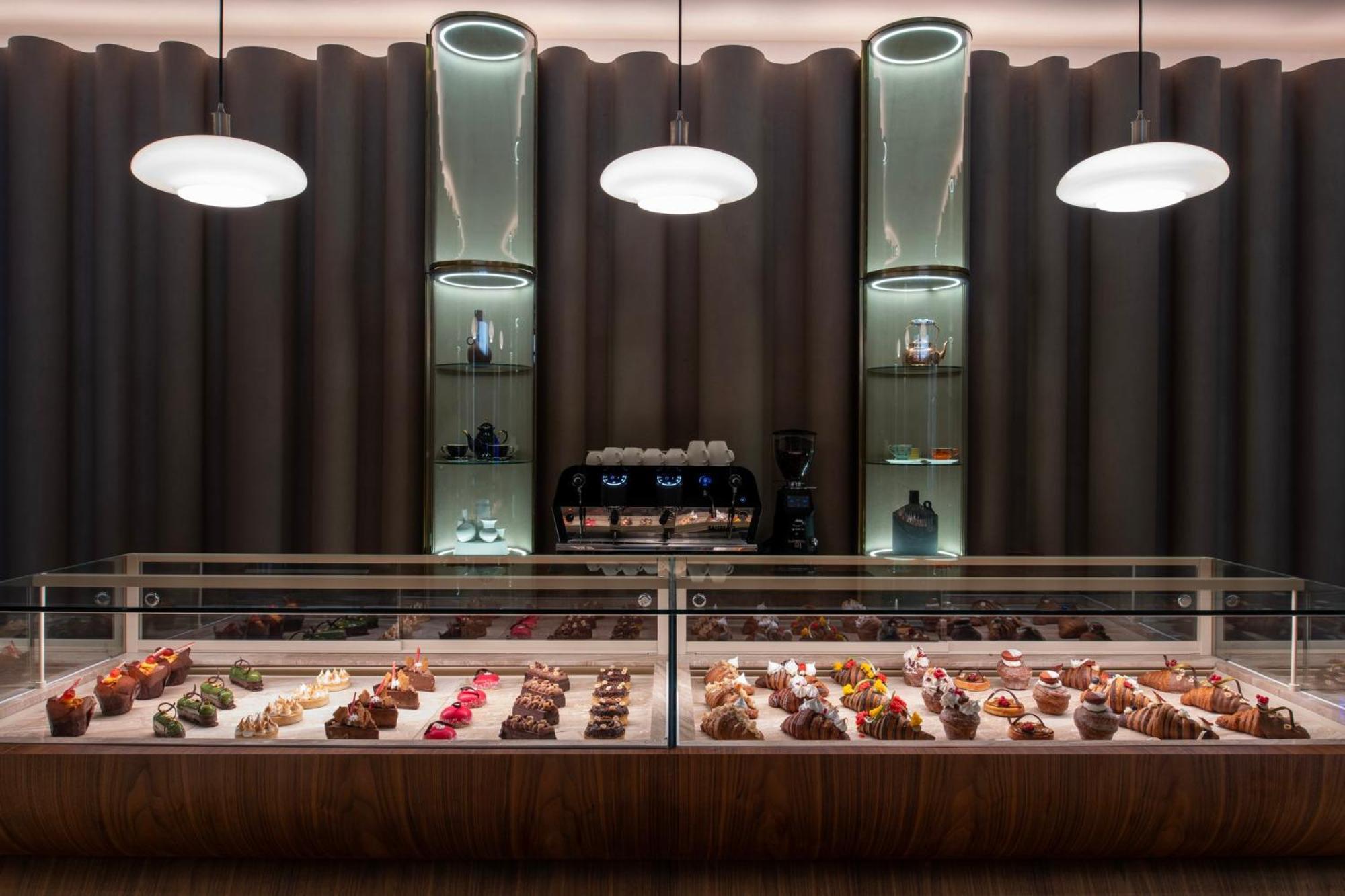 Abesq Doha Hotel And Residences, An Ihg Hotel Exteriör bild The interior of the café