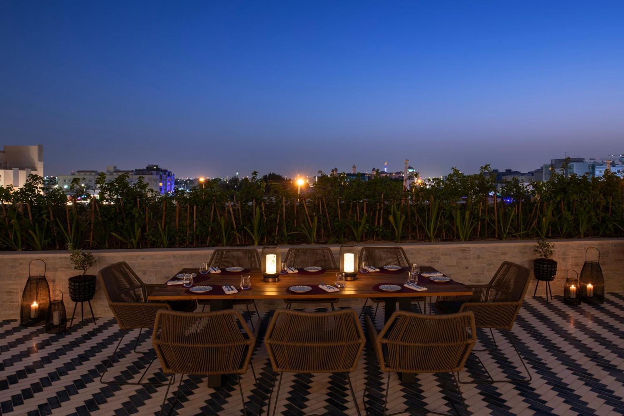 Abesq Doha Hotel And Residences, An Ihg Hotel Exteriör bild Rooftop dining at the Taj Mahal Palace
