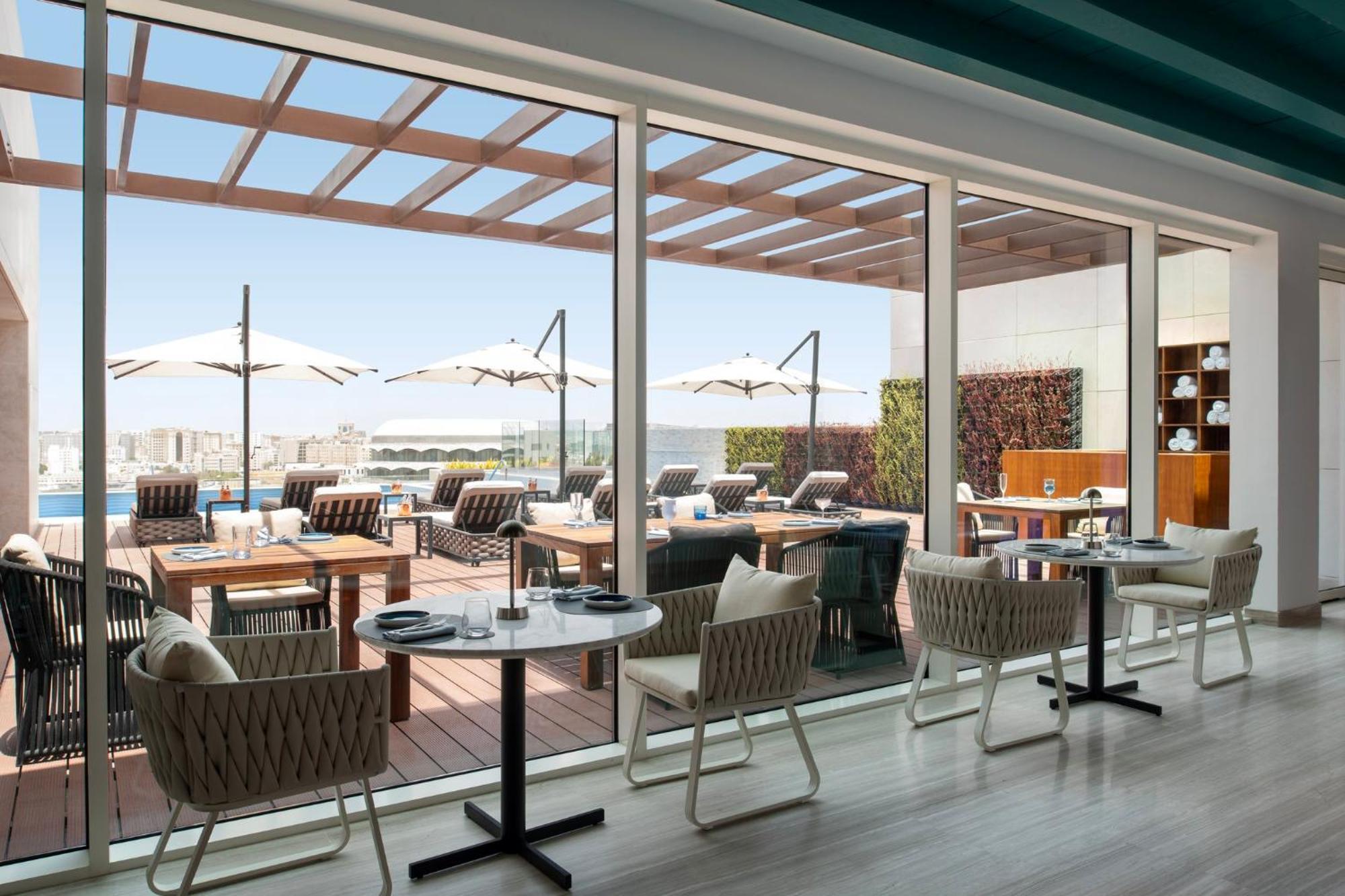 Abesq Doha Hotel And Residences, An Ihg Hotel Exteriör bild The Deck