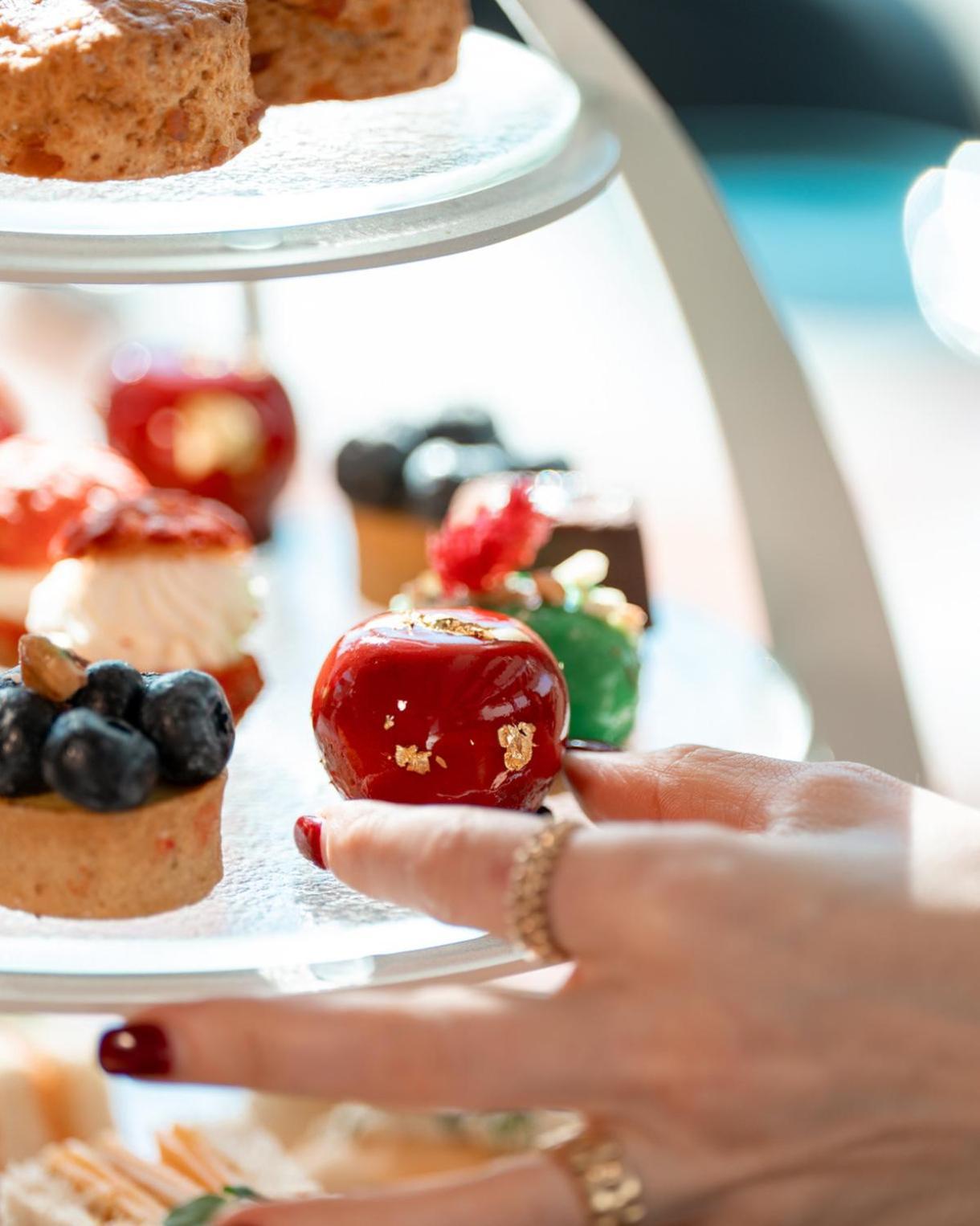 Abesq Doha Hotel And Residences, An Ihg Hotel Exteriör bild Petit fours
