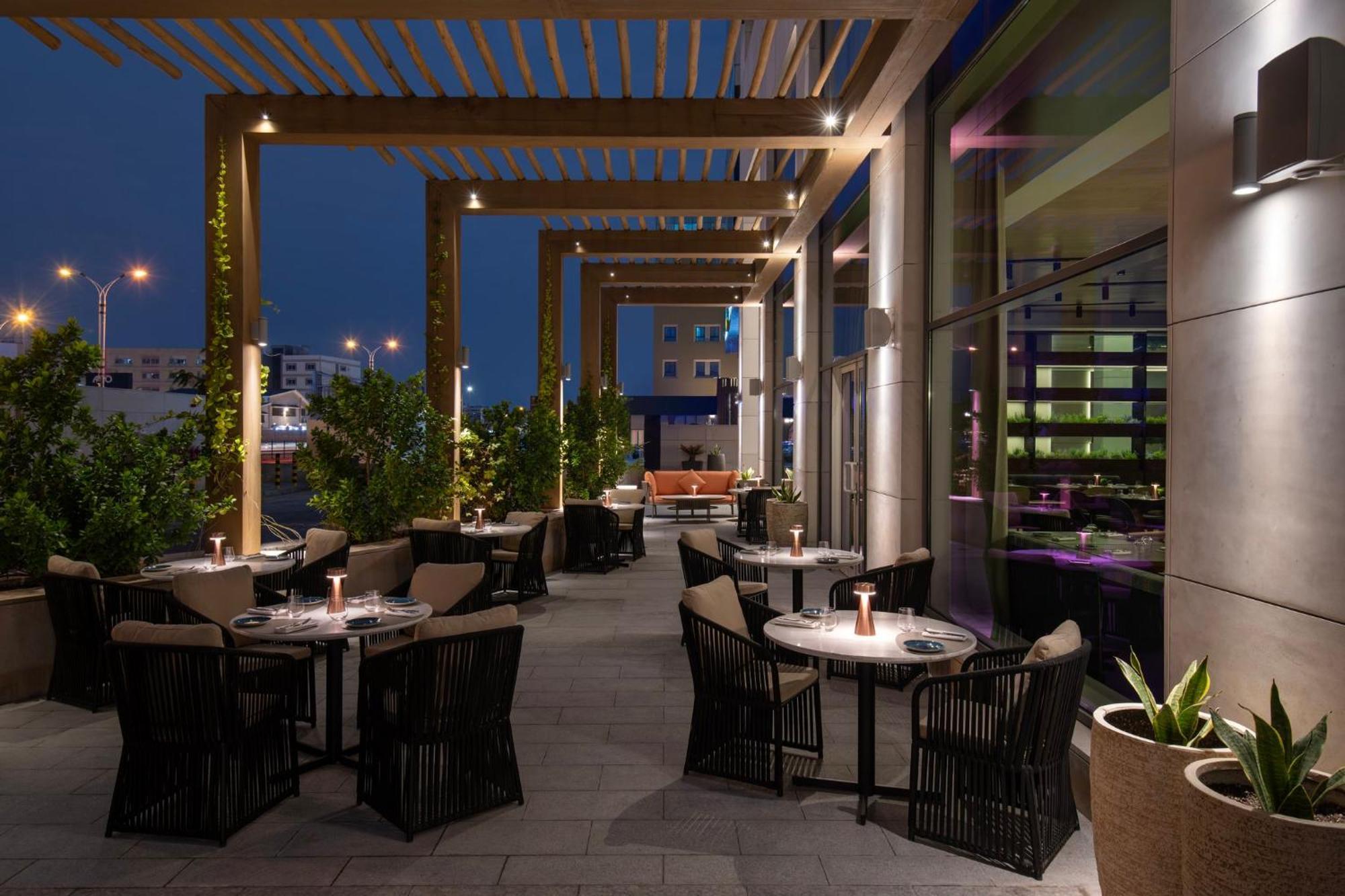 Abesq Doha Hotel And Residences, An Ihg Hotel Exteriör bild The Terrace