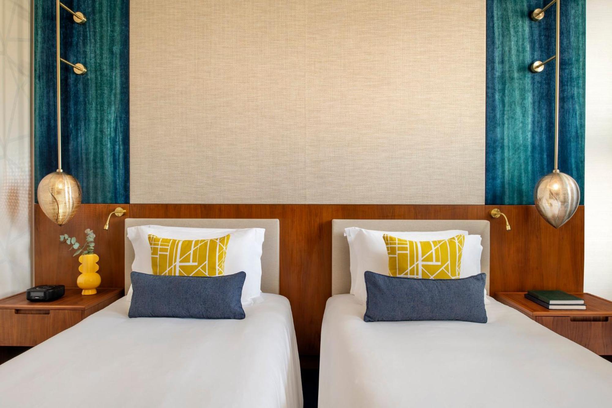 Abesq Doha Hotel And Residences, An Ihg Hotel Exteriör bild Deluxe Room